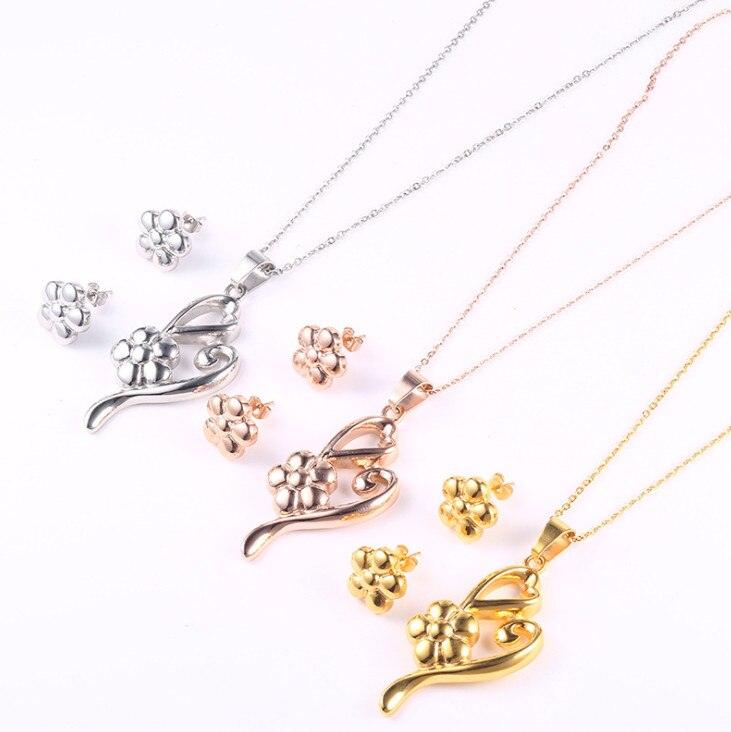 Komplet z motywem kwiatu