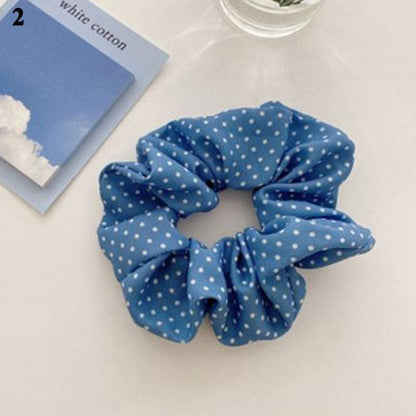 Niebieska gumka do włosów scrunchie