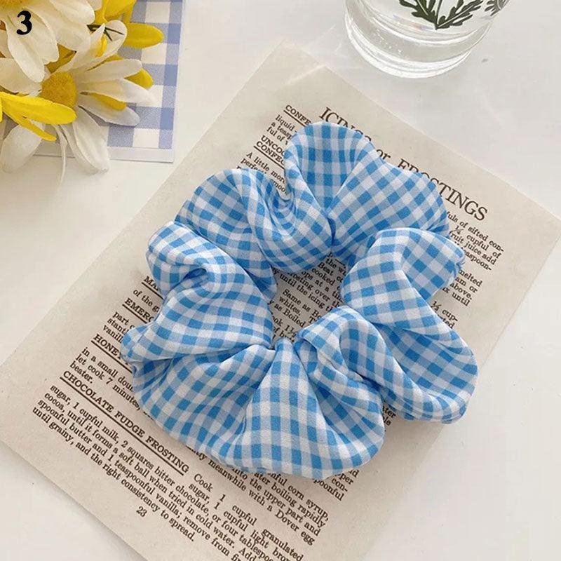 Niebieska gumka do włosów scrunchie