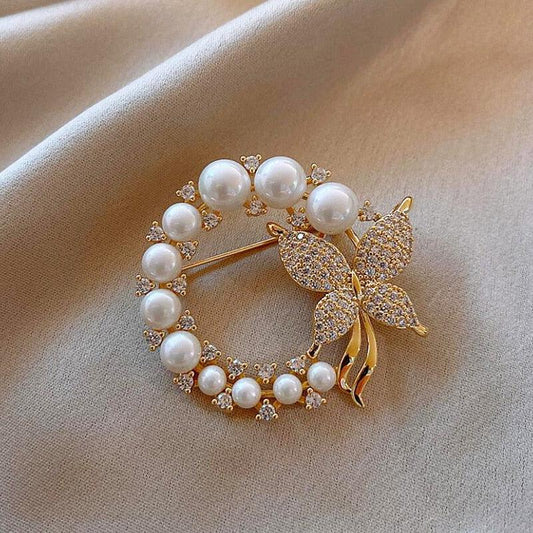 Broszka - motyl z perłami